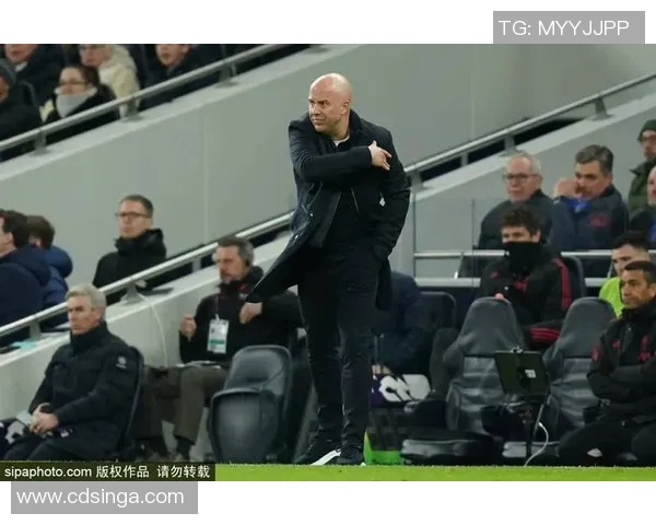 恶搞足球明星滑铲事件引发热议网友调侃不断笑料频出引发众人关注