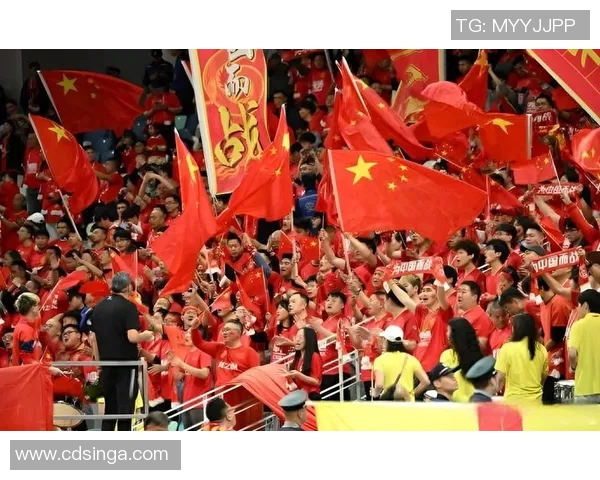 6号足球明星在比赛中勇救对手的视频感动无数球迷展现体育精神的真实瞬间